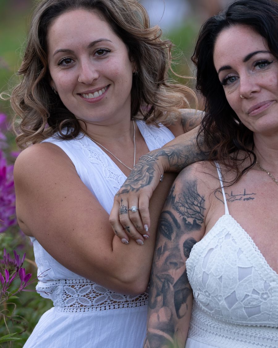 Bianka et Fanny, fondatrices de B&F Essence, côte à côte dans un champ de fleurs au Québec