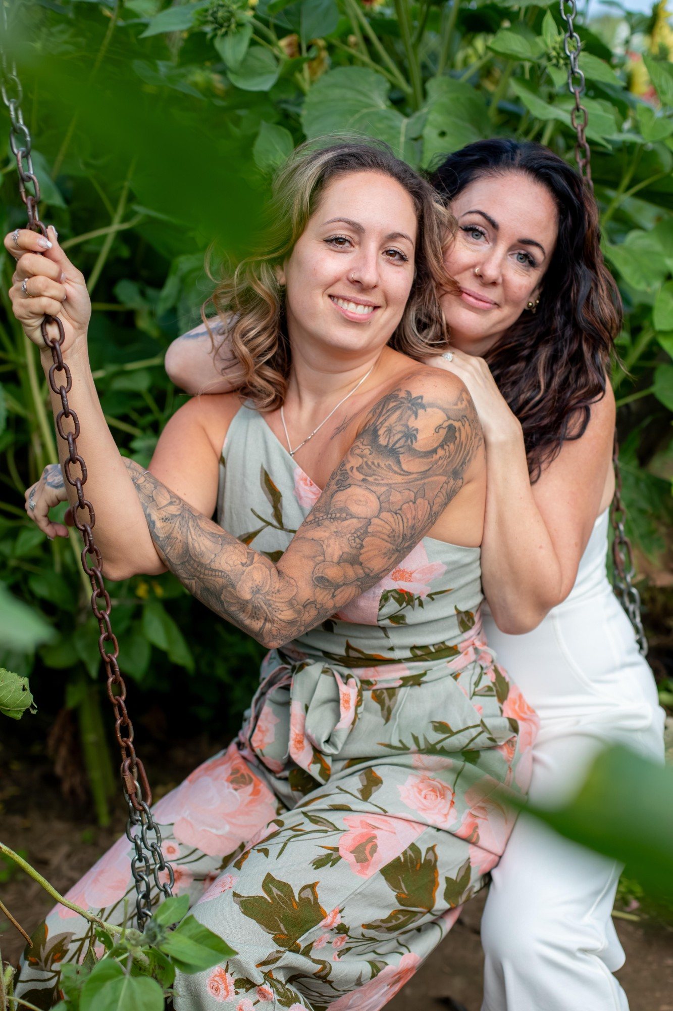 Bianka Slight et Fanny Lamoureux, fondatrices de B&F Essence, sur une balançoire au milieu des tournesols
