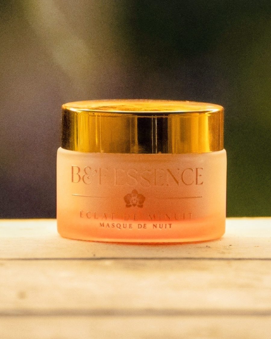Pot Éclat de Minuit, masque de nuit B&F Essence, posé sur une planche de bois