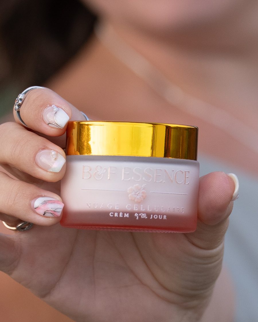 Pot Nuage Cellulaire, crème de jour B&F Essence, tenu dans la main
