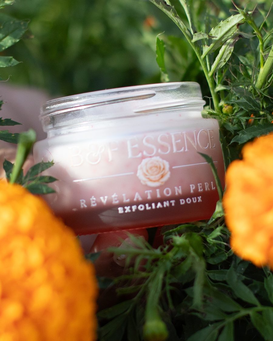 Pot Révélation Perle, exfoliant doux visage B&F Essence, parmi des œillets d'Inde